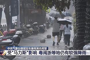 进球网：一位利兹联球迷庆祝进球时从看台跌落，被送往医院治疗